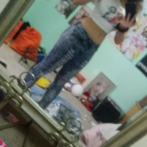 Low waisted rip jeans